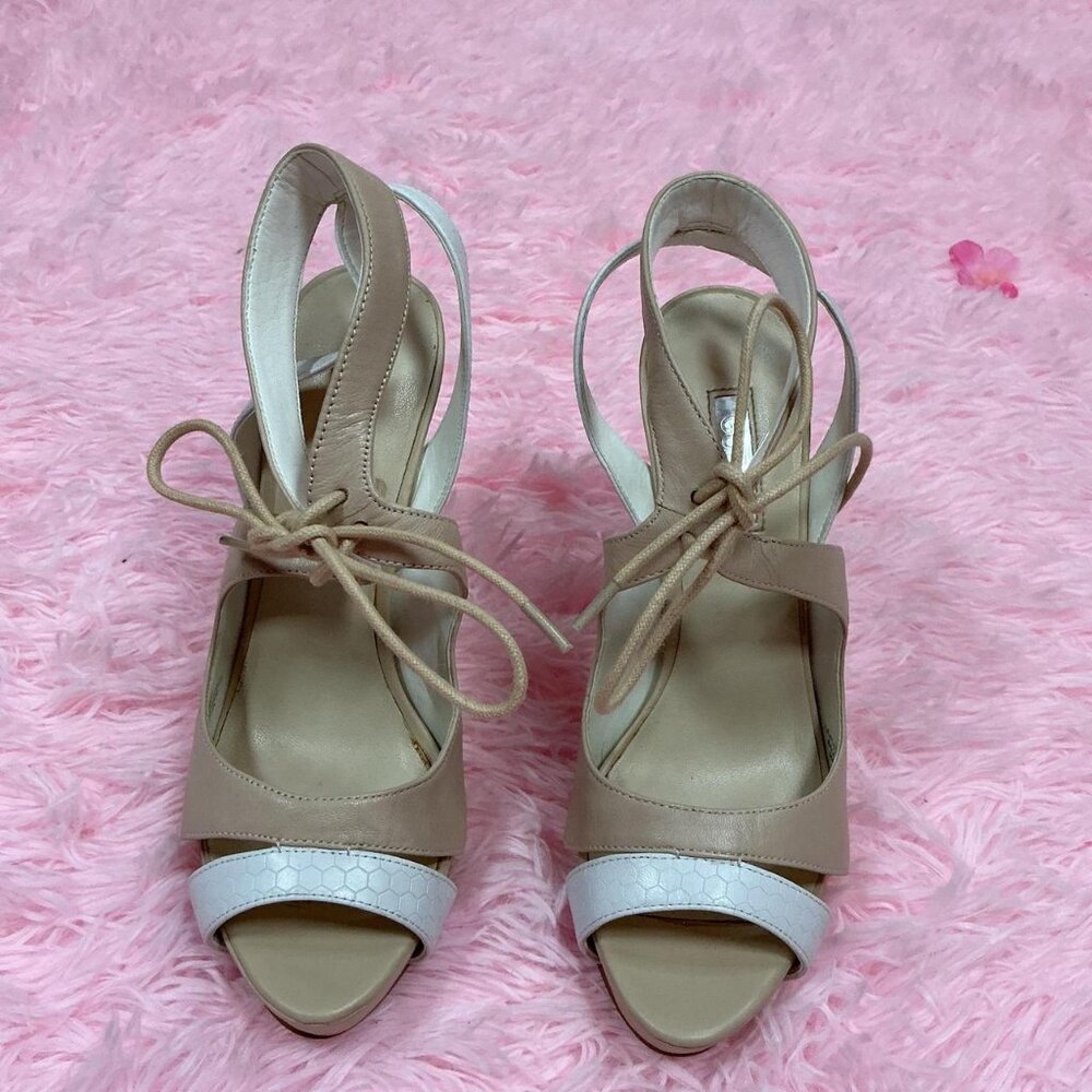 Guess Tan And White Leather heel